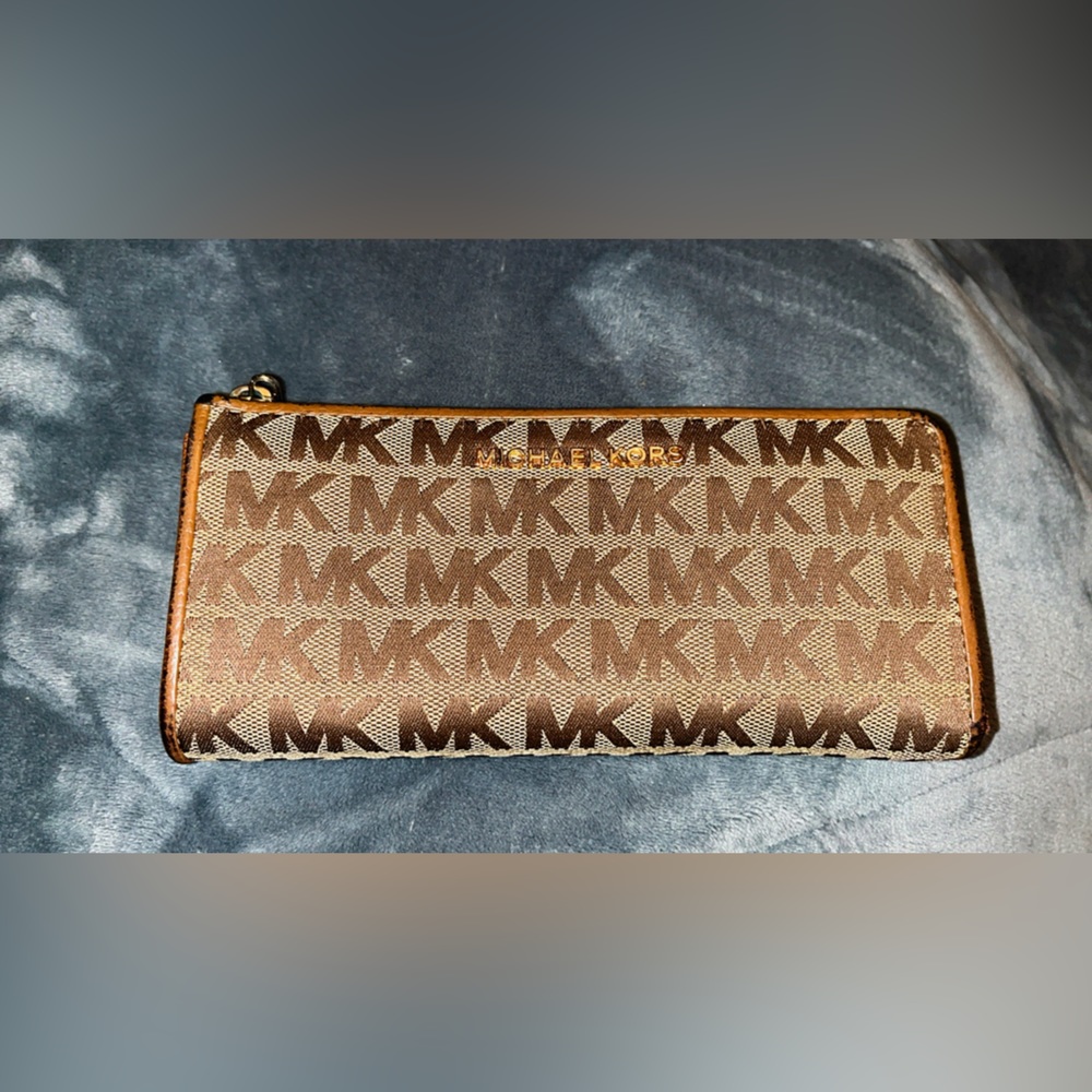 Jet Set Travel Large Logo Quarter-Zip Wallet Light Brown, ONLY USE TWICE.